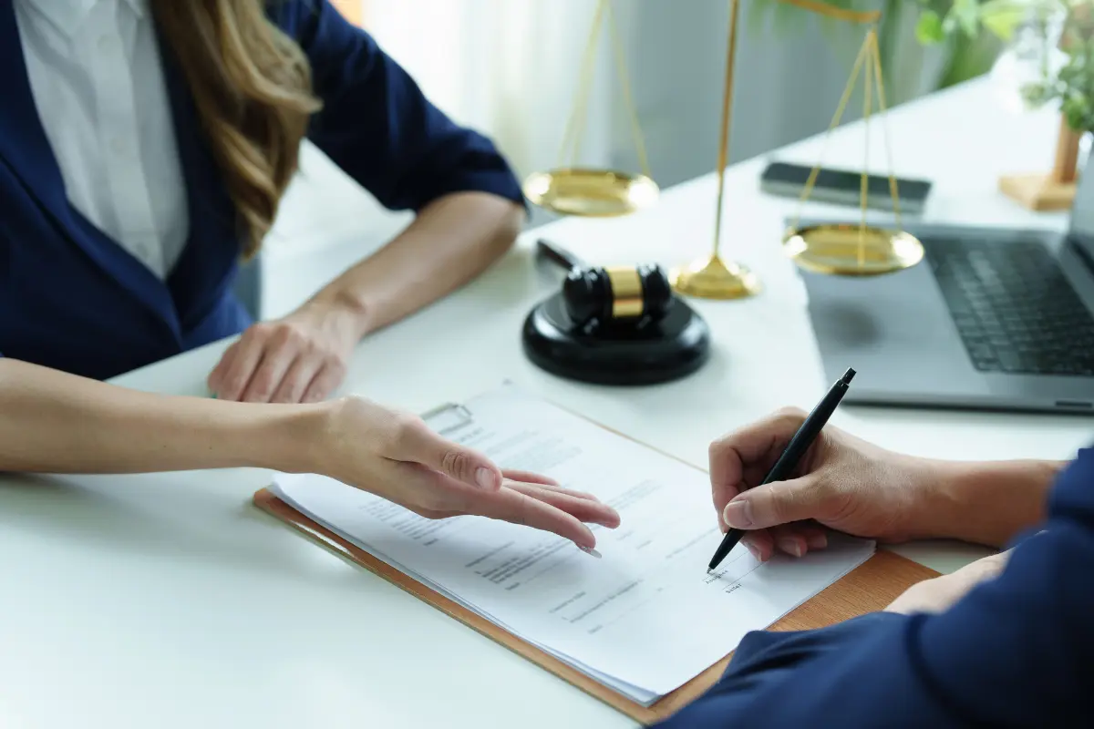 Documentos e contratos necessários para compra de terreno.