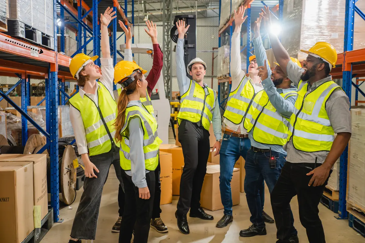 Imagem de colaboradores sendo treinados em depósito de material de construção.