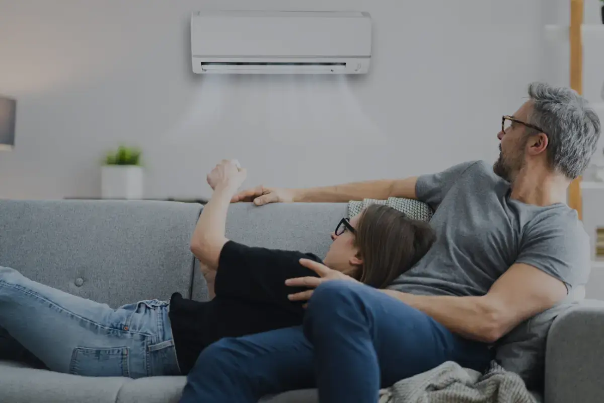 Imagem mostra casal que instalar o melhor custo beneficio em ar condicionada em seu apartamento.