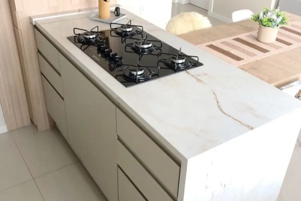 Bancada da Cozinha de Porcelanato! Porcelanato transforma o ambiente da cozinha com sofisticação e durabilidade. Foto: Reprodução / Canva Pro.