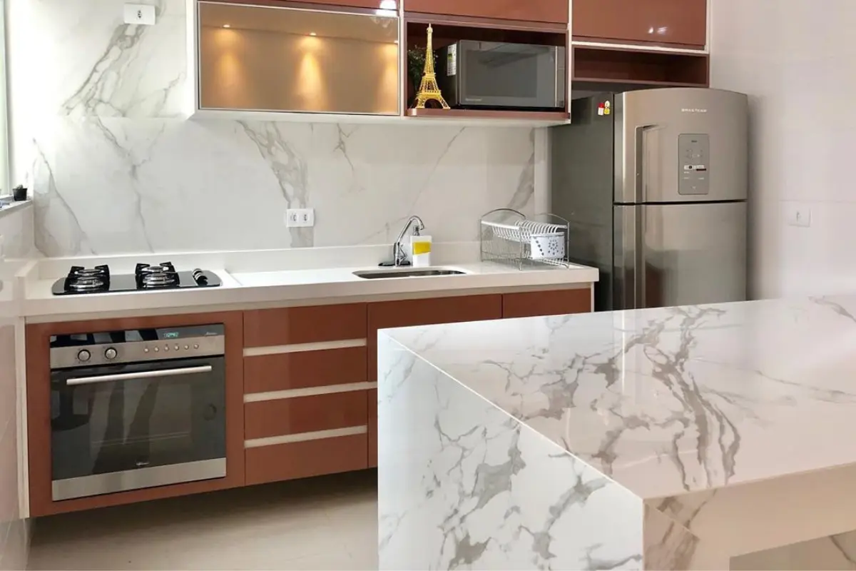 Bancada da Cozinha de Porcelanato! Porcelanato realmente é a melhor opção para bancadas de cozinha? Descubra seus benefícios! Foto: Reprodução / Canva Pro.
