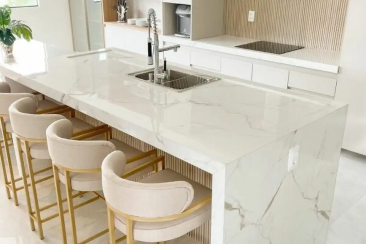 Bancada da Cozinha de Porcelanato! Porcelanato pode ser mais acessível e resistente do que granito! Confira a diferença. Foto: Reprodução / Canva Pro.