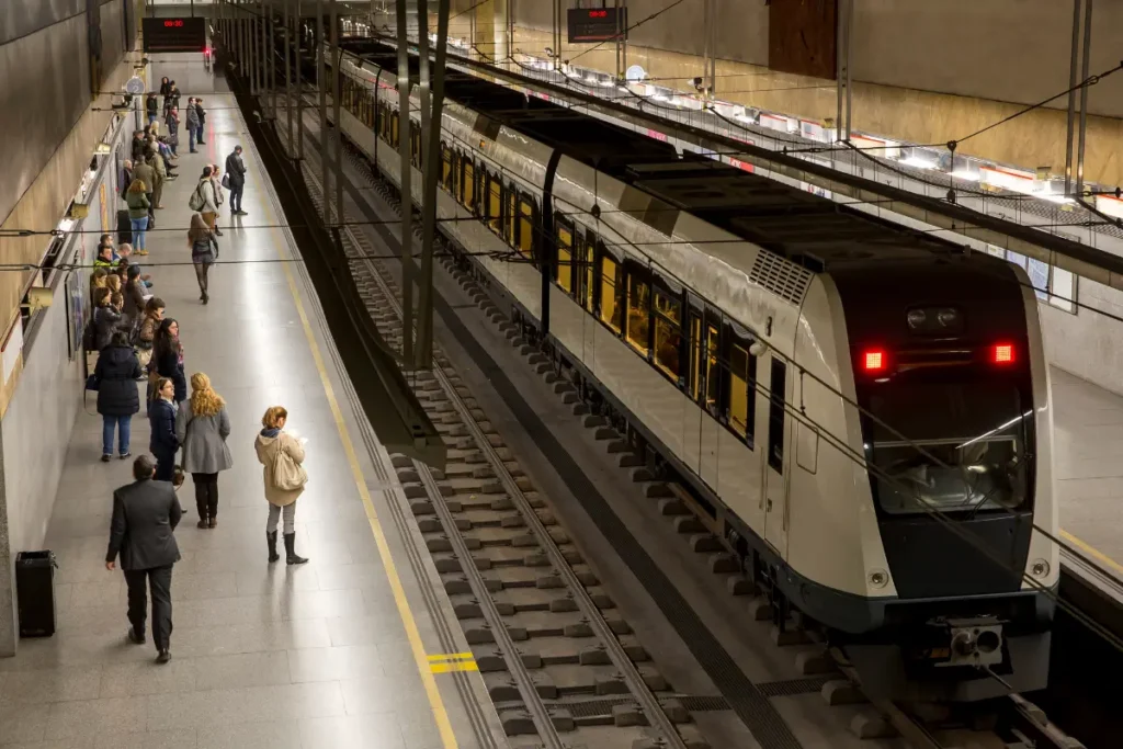 Estação de metrô, referindo a terreno próximo a estações de metrô e transporte público.