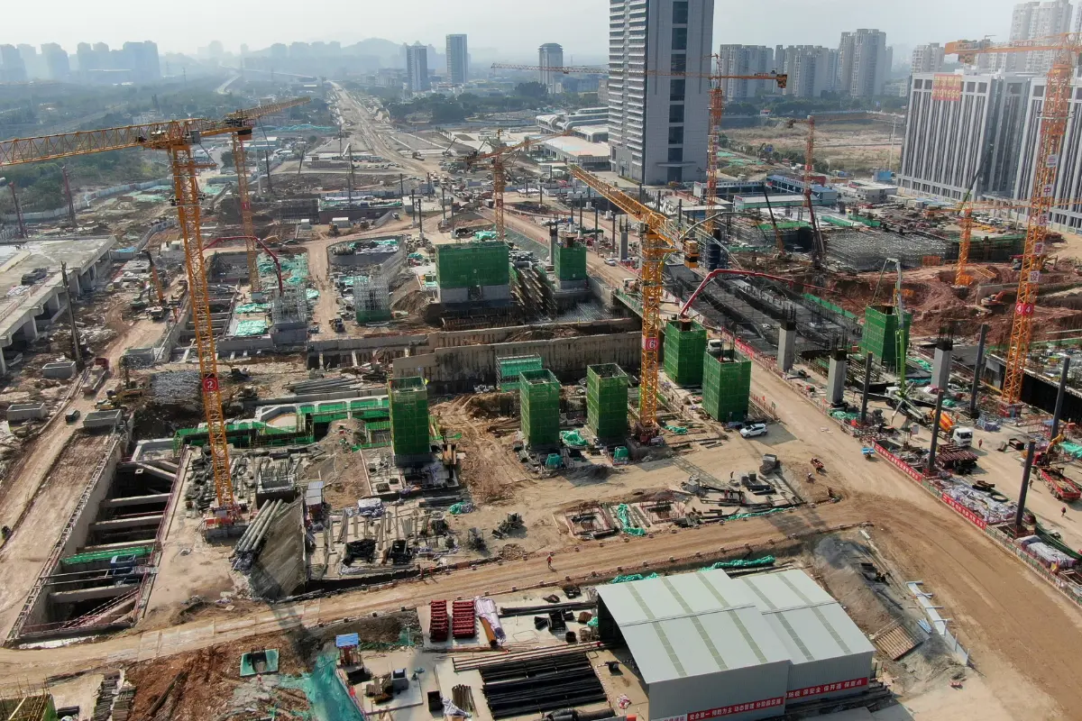 Terreno com infraestrutura básica para construção.