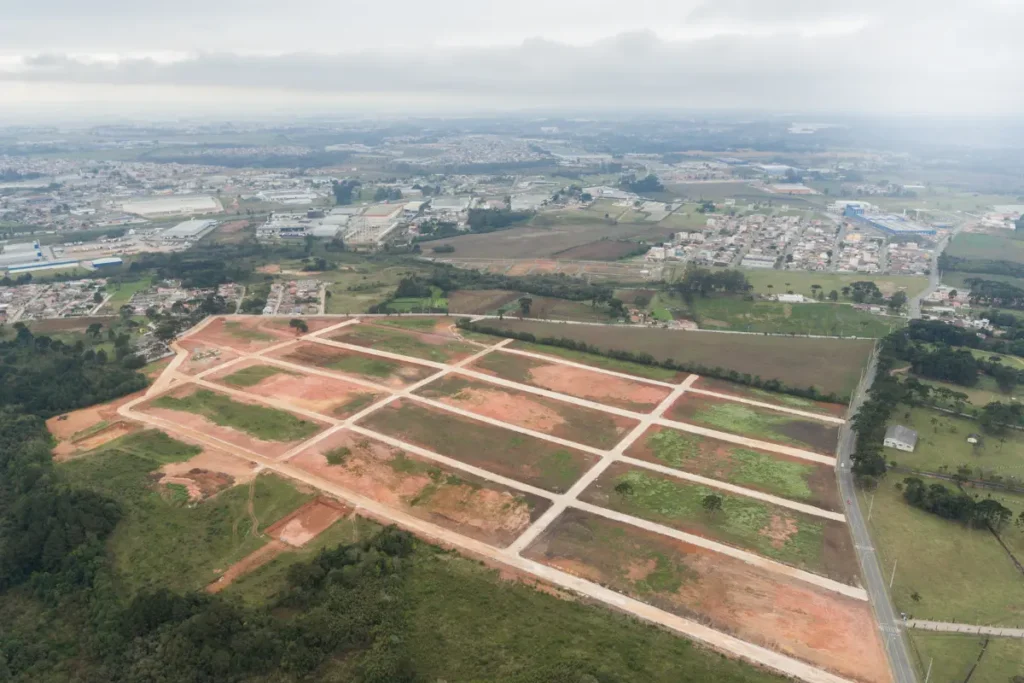 Qual o tamanho mínimo de um terreno para construir um prédio? Foto: Reprodução / Canva Pro.