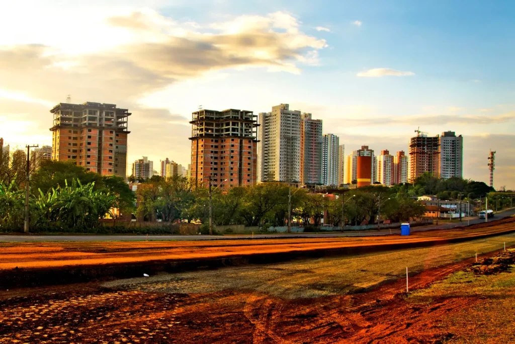 Terrenos residenciais e comerciais.