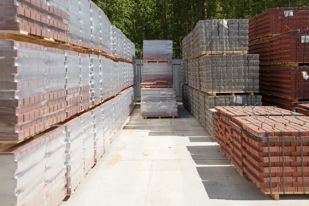 Reduzir custos na compra de materiais de construção. Foto: Reprodução / Canva Pro.