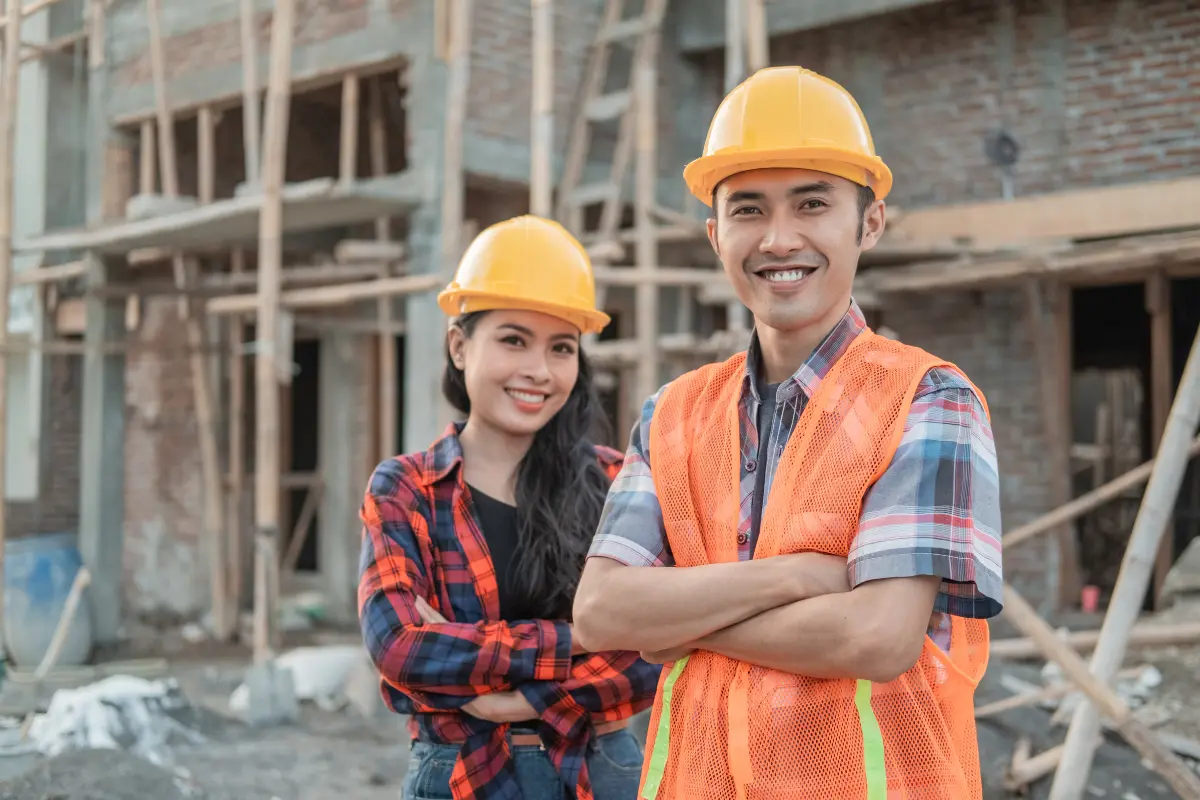 Como calcular os custos de uma obra? Operários trabalhando em construção! Foto: Reprodução / Canva Pro.
