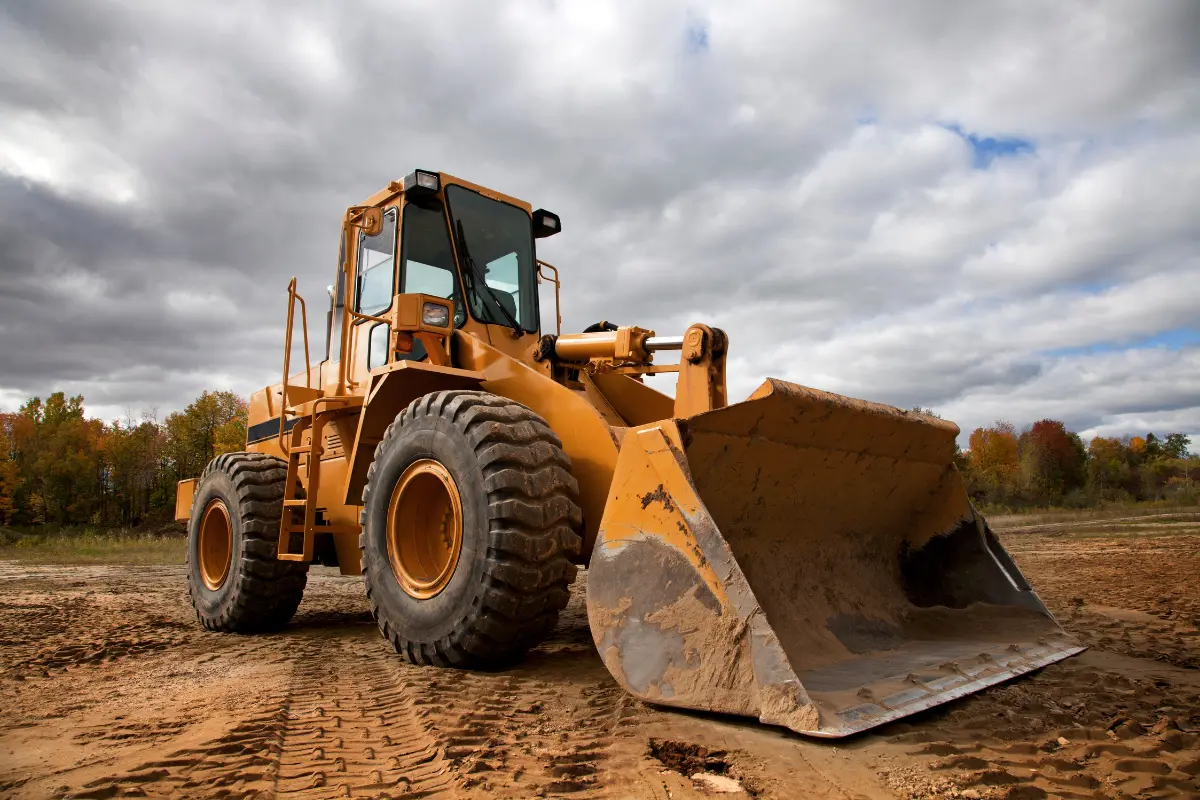 Equipamentos e máquinas na sua obra de construção civil. Como calcular os custos de uma obra? Operários trabalhando em construção! Foto: Reprodução / Canva Pro.
