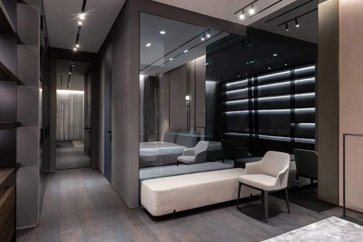 Quais São as Funções dos Espelhos na Decoração? Espelho ampliando visualmente uma sala de estar compacta. Foto: Reprodução / Canva Pro.