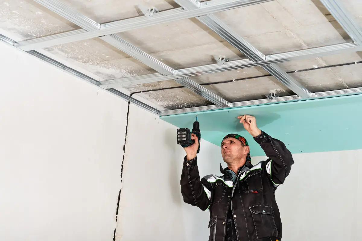 O drywall realmente não resiste a vibrações? Perfis metálicos bem fixados garantem maior estabilidade ao drywall. Foto: Reprodução / Canva Pro.