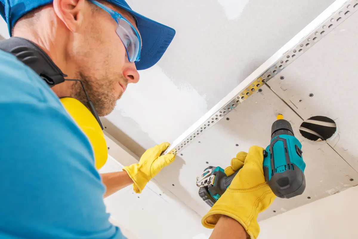 Fixados em drywall com reforço adequado! Testes comprovam que drywall pode suportar luminárias com fixação adequada. Foto: Reprodução / Canva Pro.
