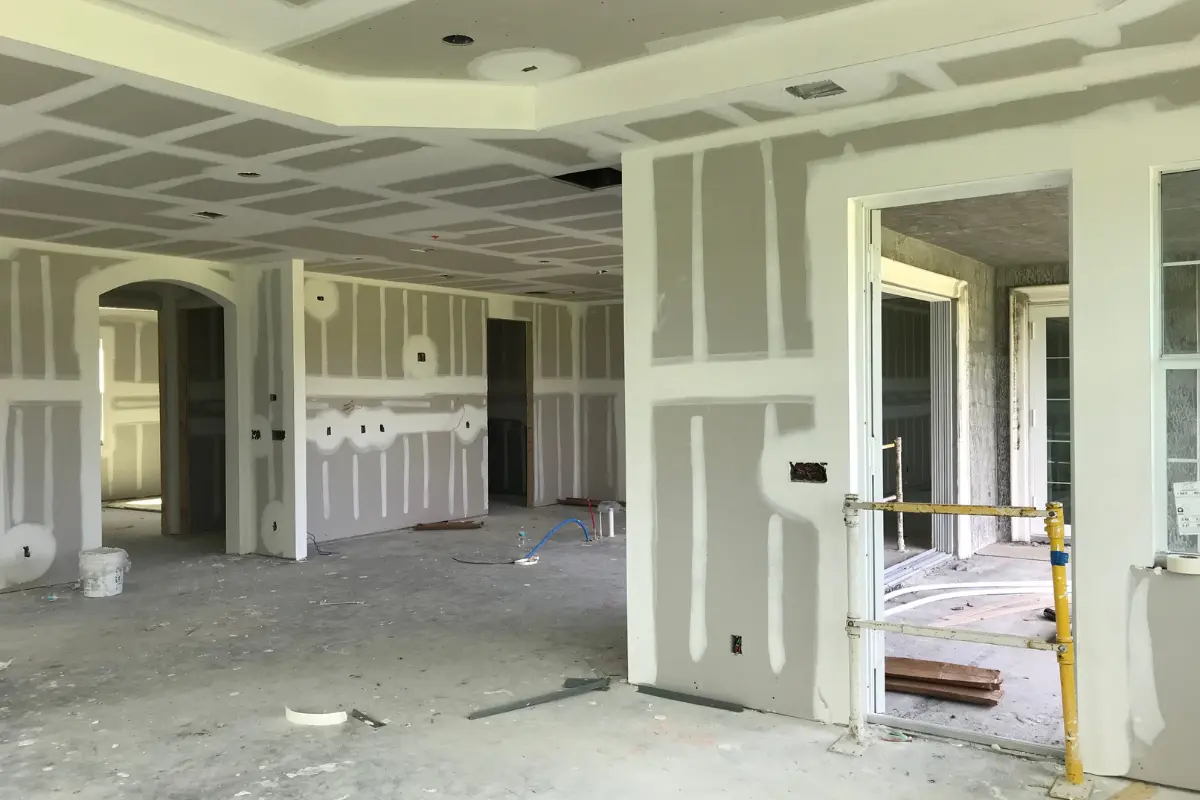 O drywall realmente não resiste a vibrações? Testes comprovam a resistência do drywall a impactos e vibrações moderadas. Foto: Reprodução / Canva Pro.