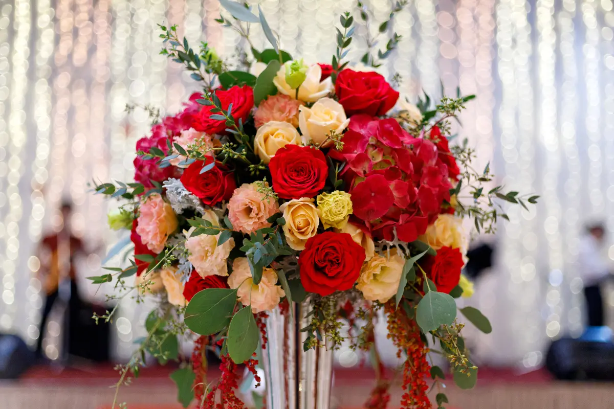 Flores! Detalhe de um arranjo floral que adiciona charme e personalidade à decoração. Foto: Reprodução / Canva Pro.