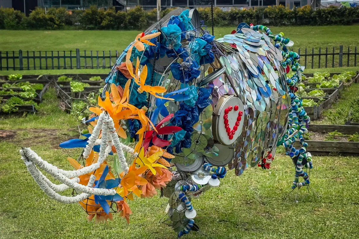 Artesanato! Detalhe de uma peça artesanal feita com materiais reciclados, destacando sua criatividade e impacto ambiental. Foto: Reprodução / Canva Pro.