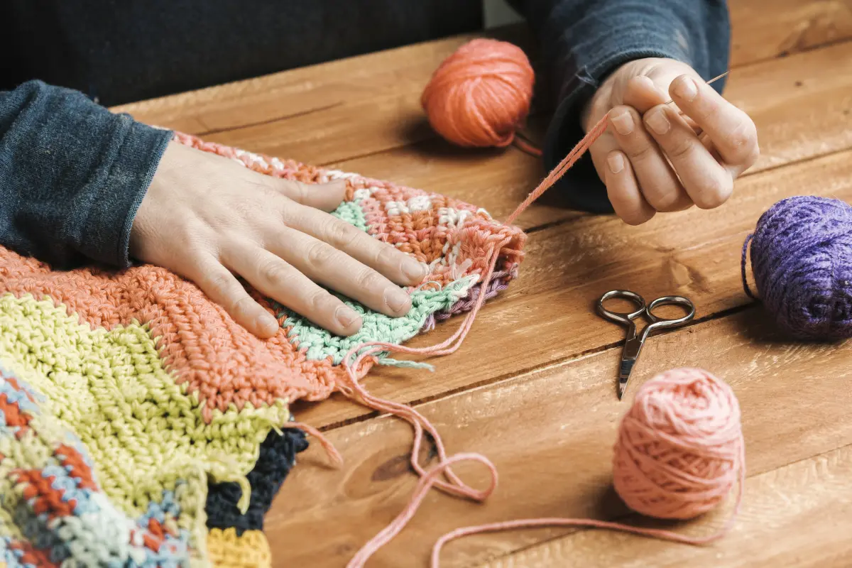 Transformação de um espaço simples em um ambiente único com peças artesanais personalizadas. Foto: Reprodução / Canva Pro.