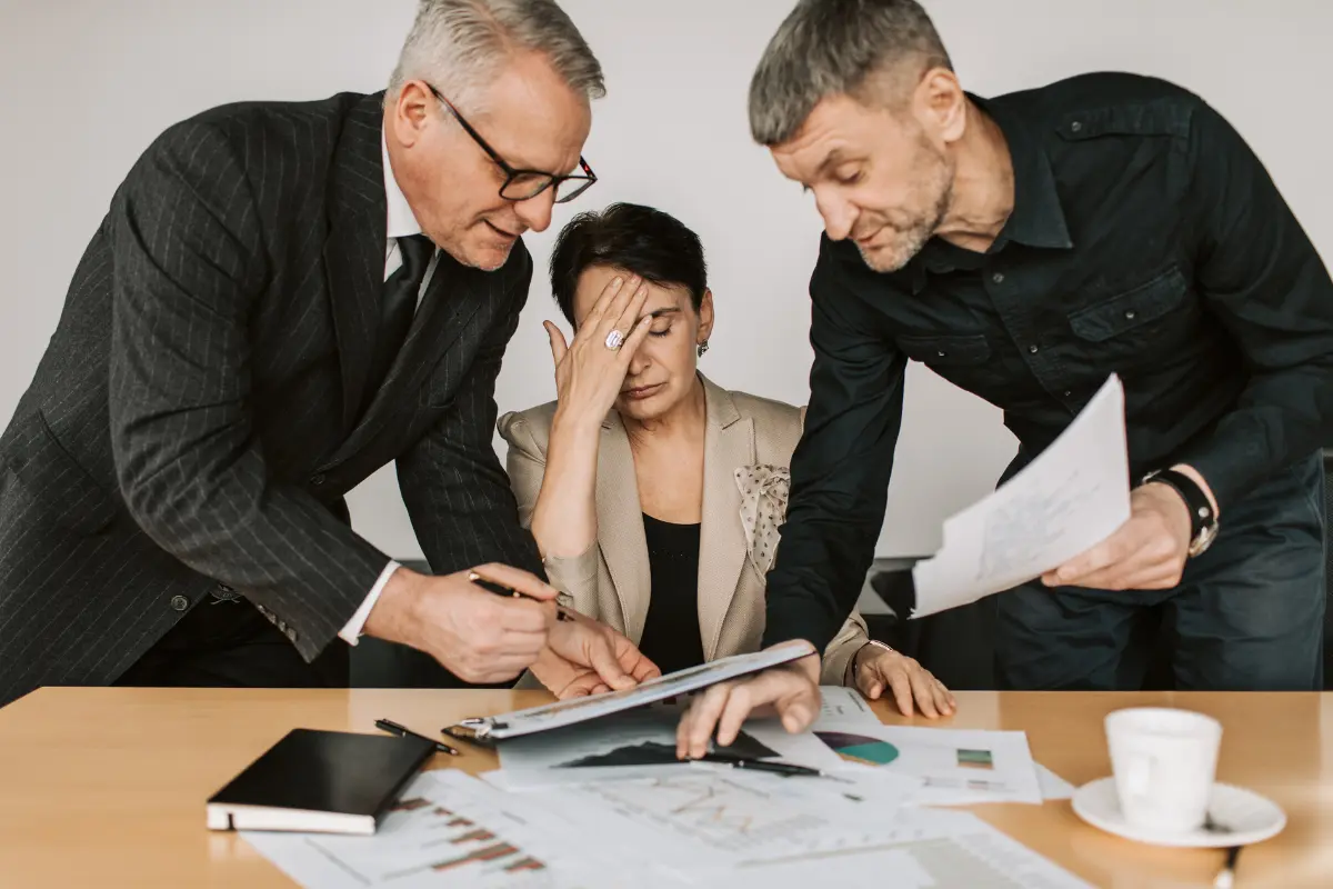 Como Escolher a Melhor Empresa para Instalação de Drywall? Empresas certificadas garantem maior segurança e qualidade na instalação. Foto: Reprodução / Canva Pro.