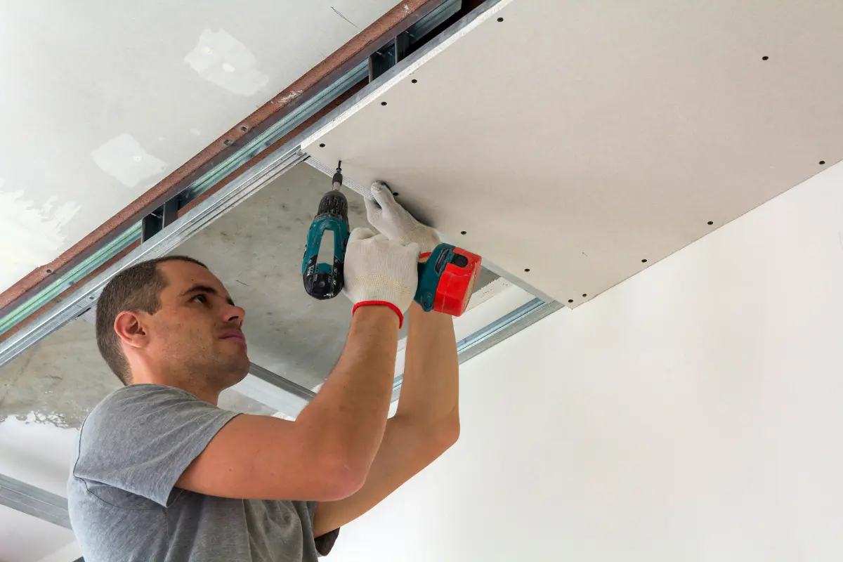 Como escolher um instalador de drywall? A escolha do profissional certo pode evitar problemas na obra. Foto: Reprodução / Canva Pro.