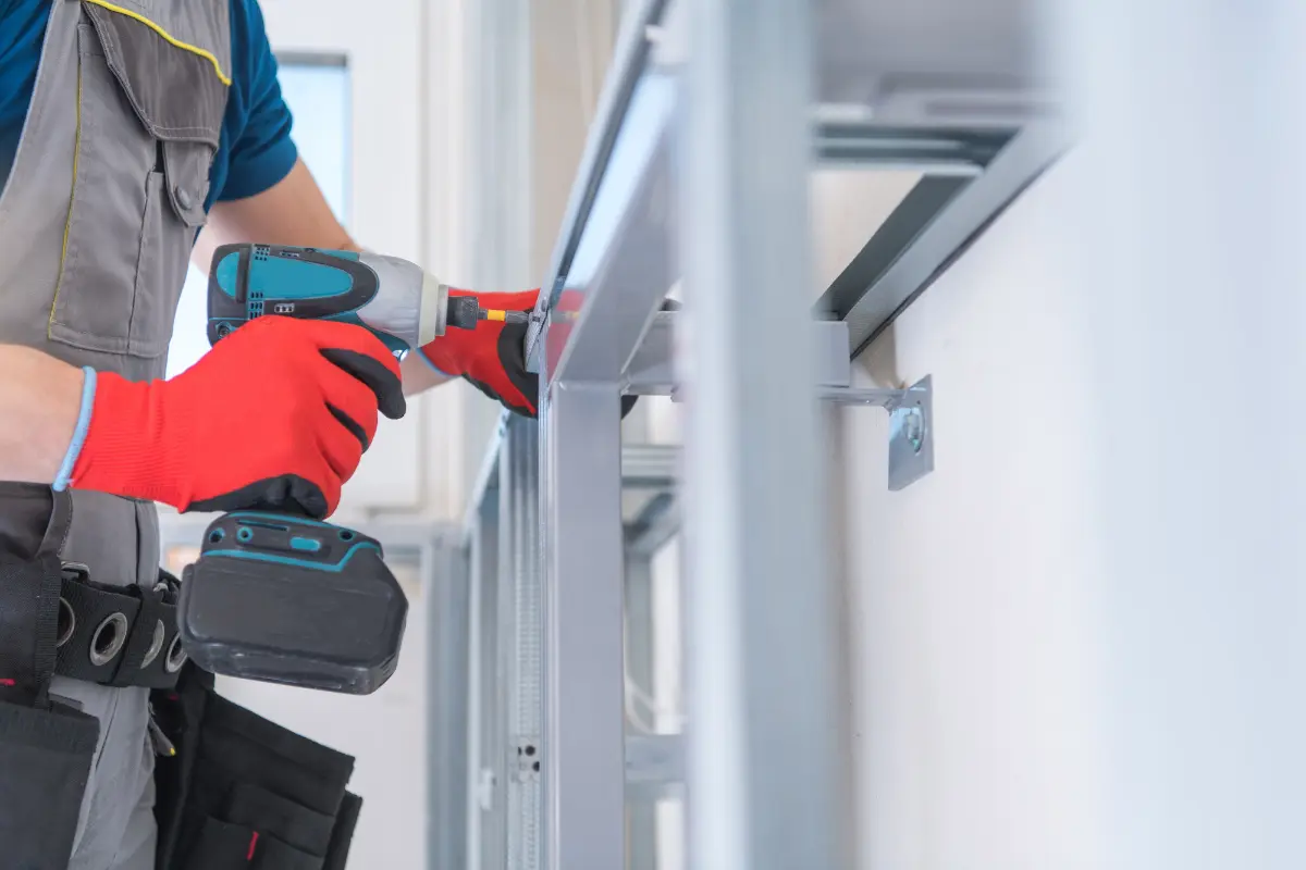 Como Funciona o Serviço de Drywall para Reformas Rápidas? Drywall: a solução rápida e econômica para reformas. Como funciona? Foto: Reprodução / Canva Pro.