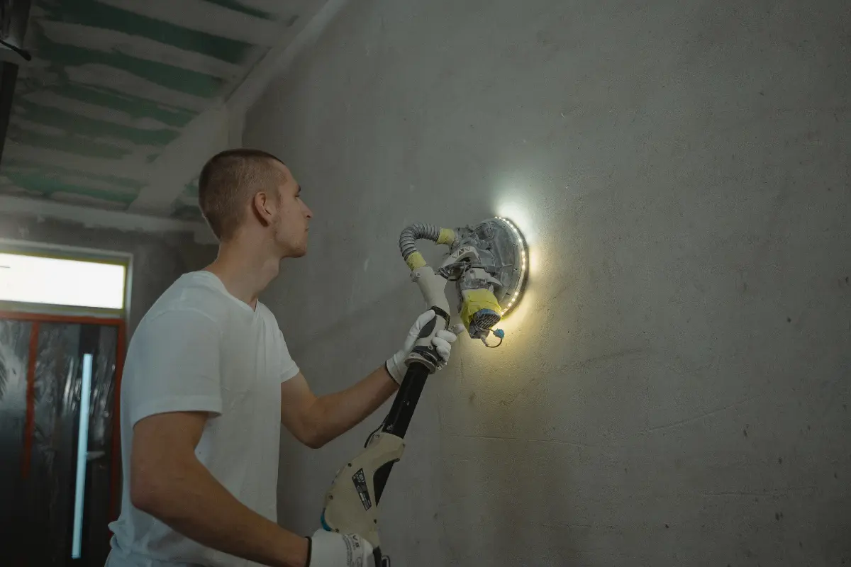 Como Se Tornar um Profissional Especializado em Drywall? Quer se tornar um especialista em drywall? Descubra os passos essenciais! Foto: Reprodução / Canva Pro.