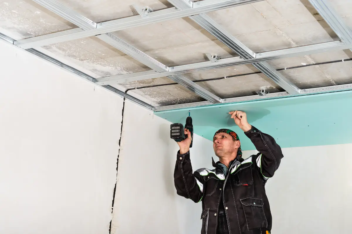 Como funciona a mão de obra para instalação de drywall? Detalhes ampliados de uma instalação de drywall em andamento. Foto: Reprodução / Canva Pro.