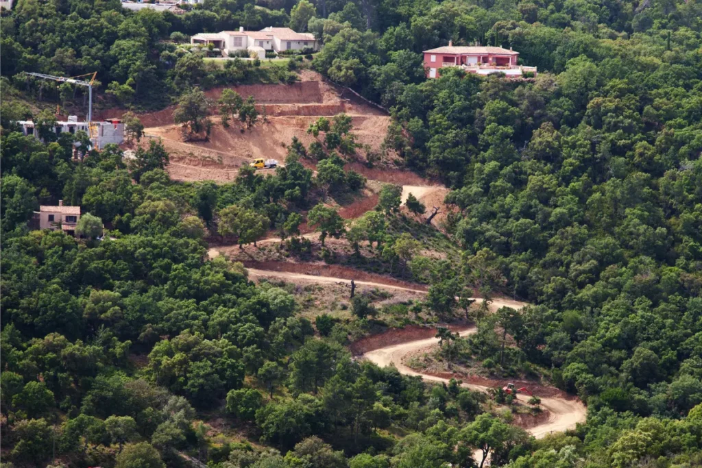 Terreno Está Abaixo do Nível da Rua! Terrenos abaixo do nível da rua podem sofrer desmoronamentos – veja como evitar! Foto: Reprodução / Canva Pro.
