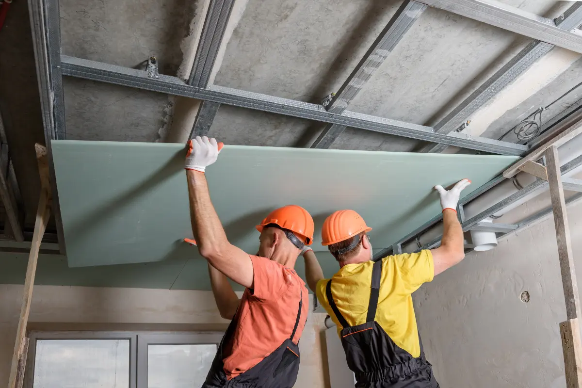 Como funciona a instalação de drywall em tetos? Detalhes ampliados da estrutura metálica do drywall no teto, revelando os mecanismos de sustentação invisíveis a olho nu. Foto: Reprodução / Canva Pro.