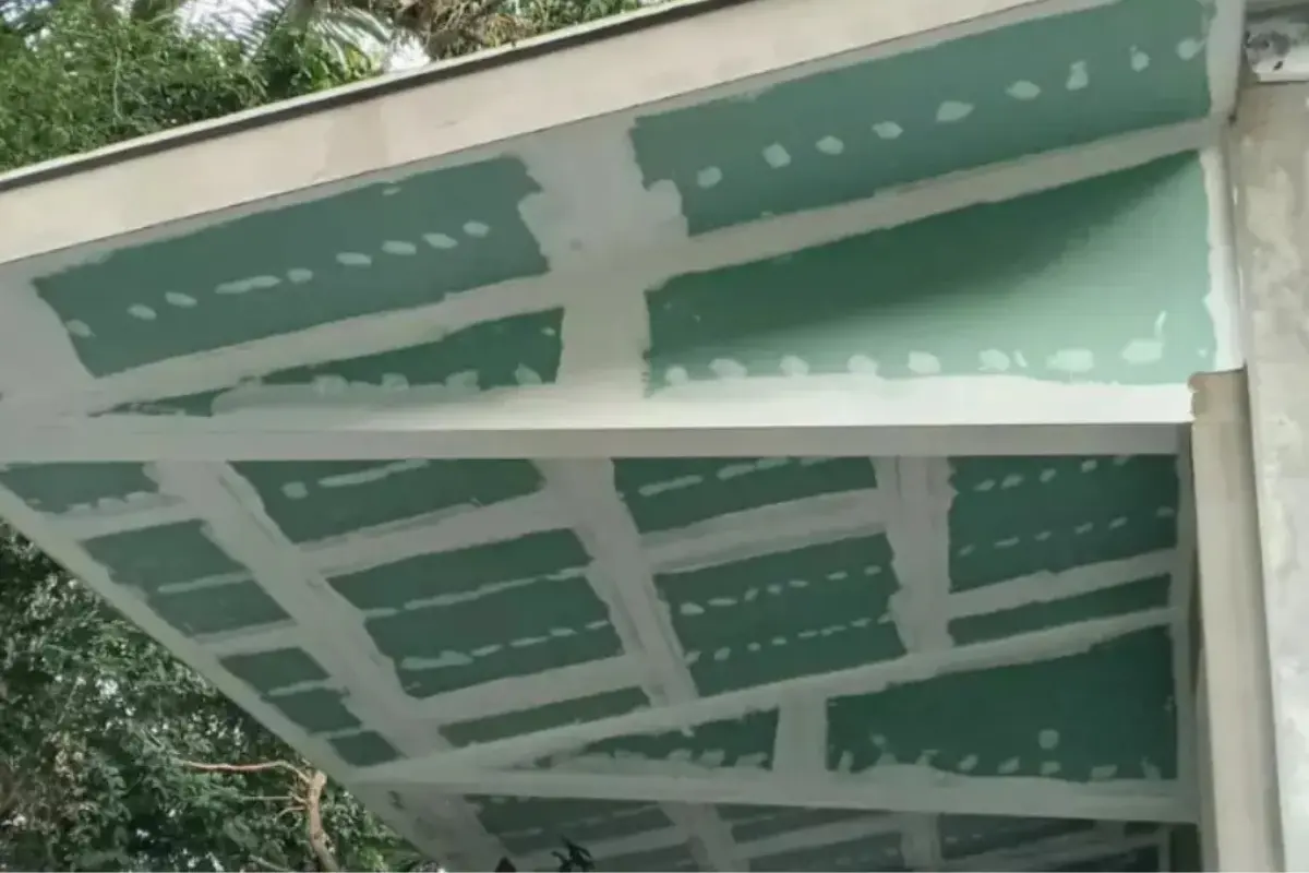 Drywall pode ser usado em fachadas externas? Detalhes ampliados de uma fachada externa feita com drywall, destacando a resistência dos materiais utilizados. Créditos ao Gustavo do site: Seko Distribuidora.