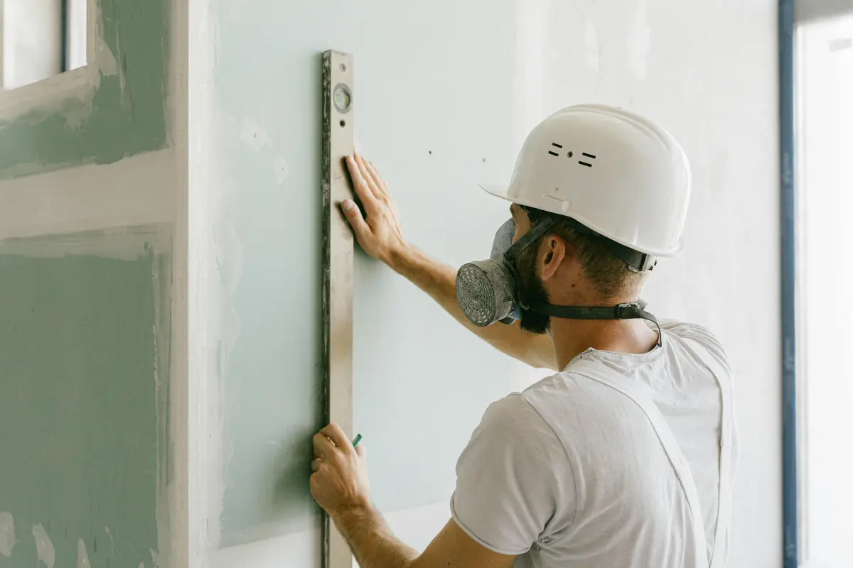 Diferença entre drywall standard e hidrófugo! Um drywall adequado garante segurança e durabilidade na construção. Foto: Reprodução / Canva Pro.