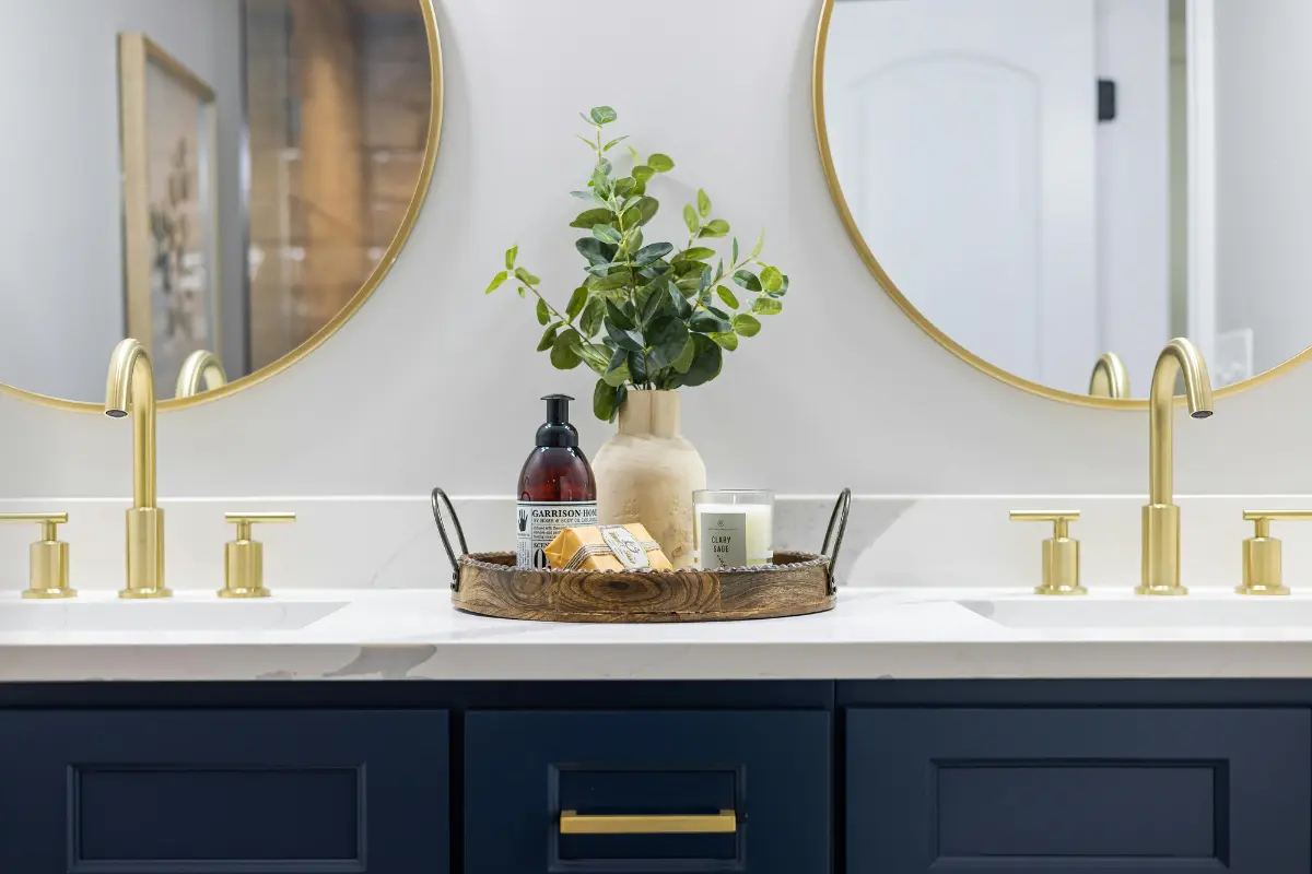 O que colocar em um banheiro para decorar! Um espelho bem escolhido amplia o espaço e traz sofisticação ao banheiro. Foto: Reprodução / Canva Pro.