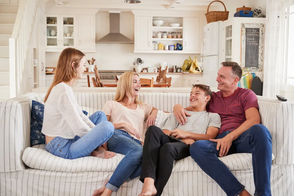 Família aproveitando o conforto proporcionado por almofadas decorativas. Foto: Reprodução / Canva Pro.