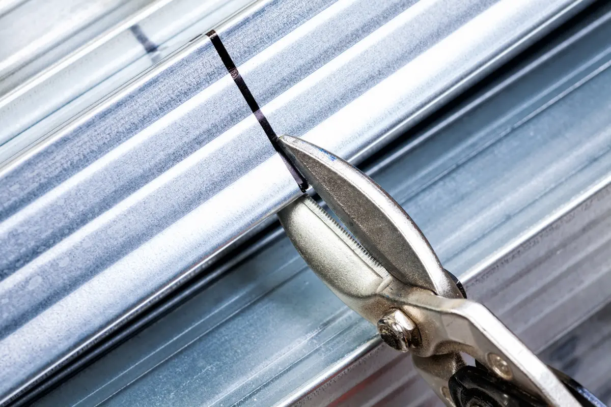 Quais as principais ferramentas para instalação de drywall? Ferramenta de corte. Foto: Reprodução / Canva Pro.