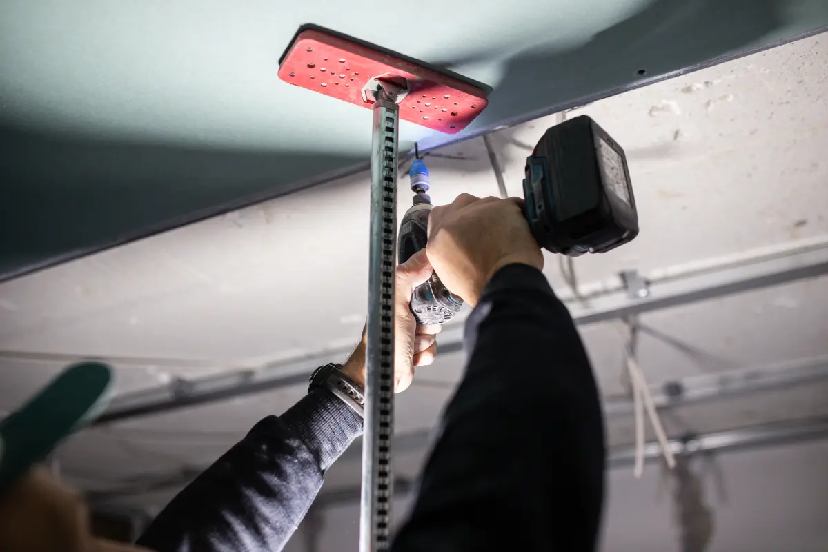 Quais as principais ferramentas para instalação de drywall? Ferramenta de Fixação. Foto: Reprodução / Canva Pro.