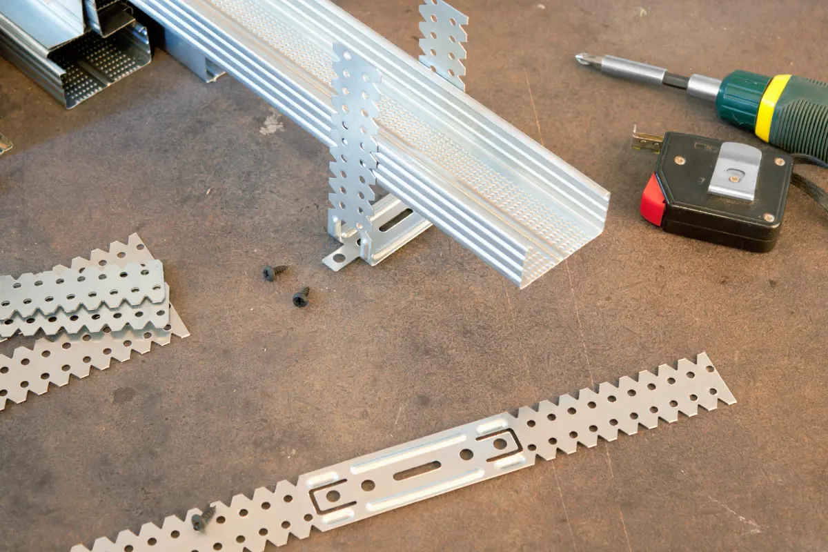 Quais as principais ferramentas para instalação de drywall? Ferramentas dispostas em uma bancada, destacando os equipamentos indispensáveis para uma instalação precisa de drywall. Foto: Reprodução / Canva Pro.