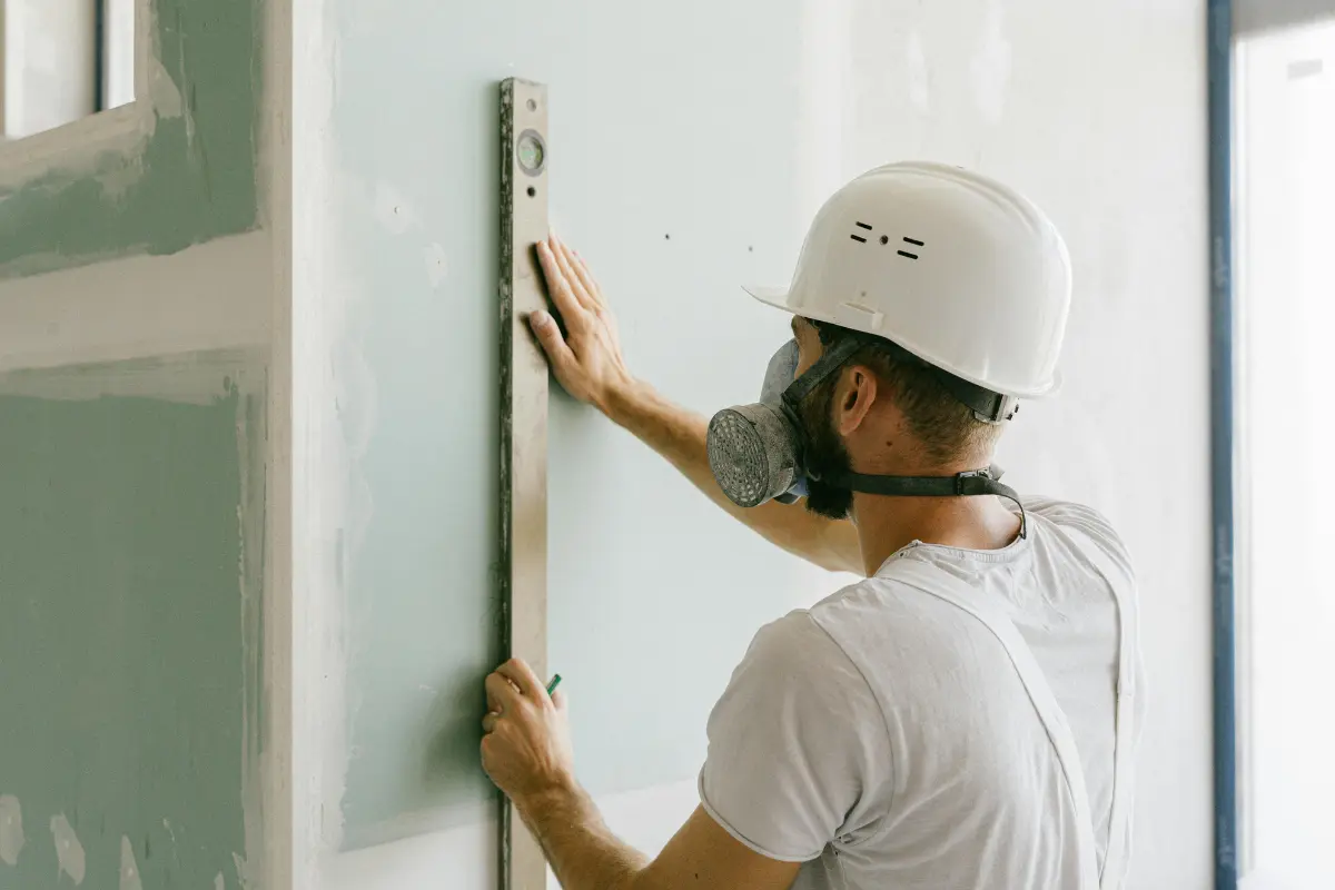 Drywall em banheiros realmente funciona? Imagem mostrando detalhe da impermeabilização de drywall em banheiros, com ênfase na proteção contra infiltração. Foto: Reprodução / Canva Pro.