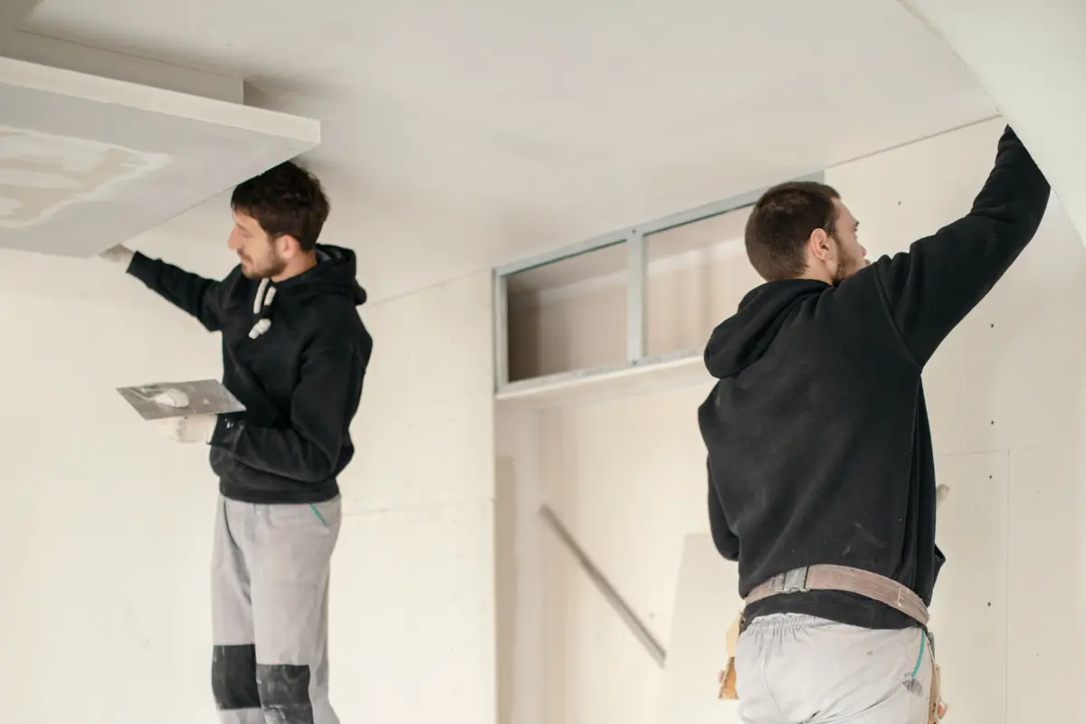 Drywall Pode Pegar Chuva? Impermeabilização é fundamental para garantir a durabilidade do drywall em ambientes úmidos. Foto: Reprodução / Canva Pro.
