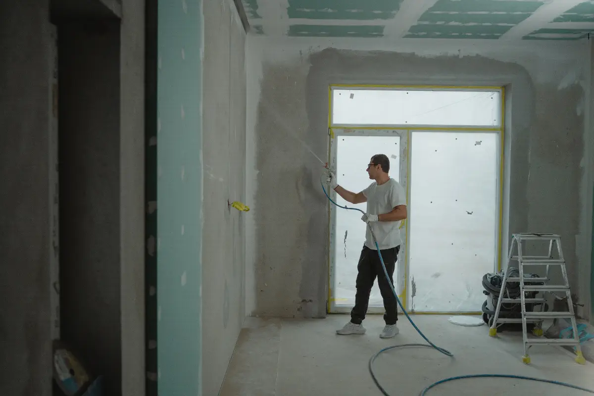 Quanto Ganha um Instalador de Drywall? De R$ 2.014 a R$ 14.701: veja como os ganhos variam na profissão de instalador de drywall. Foto: Reprodução / Canva Pro.