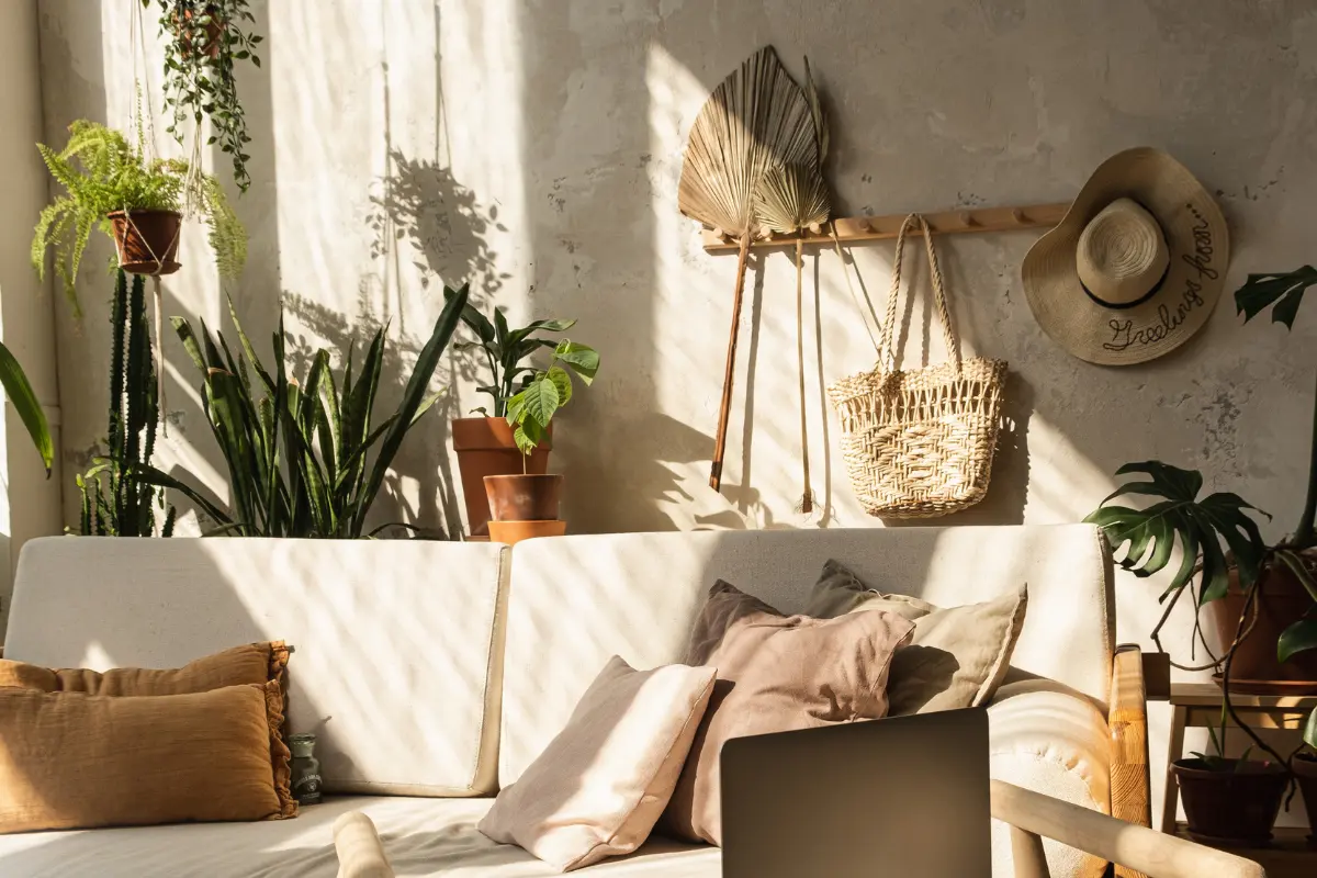 Detalhe de uma peça de macramê que adiciona autenticidade à decoração boho. Foto: Reprodução / Canva Pro.