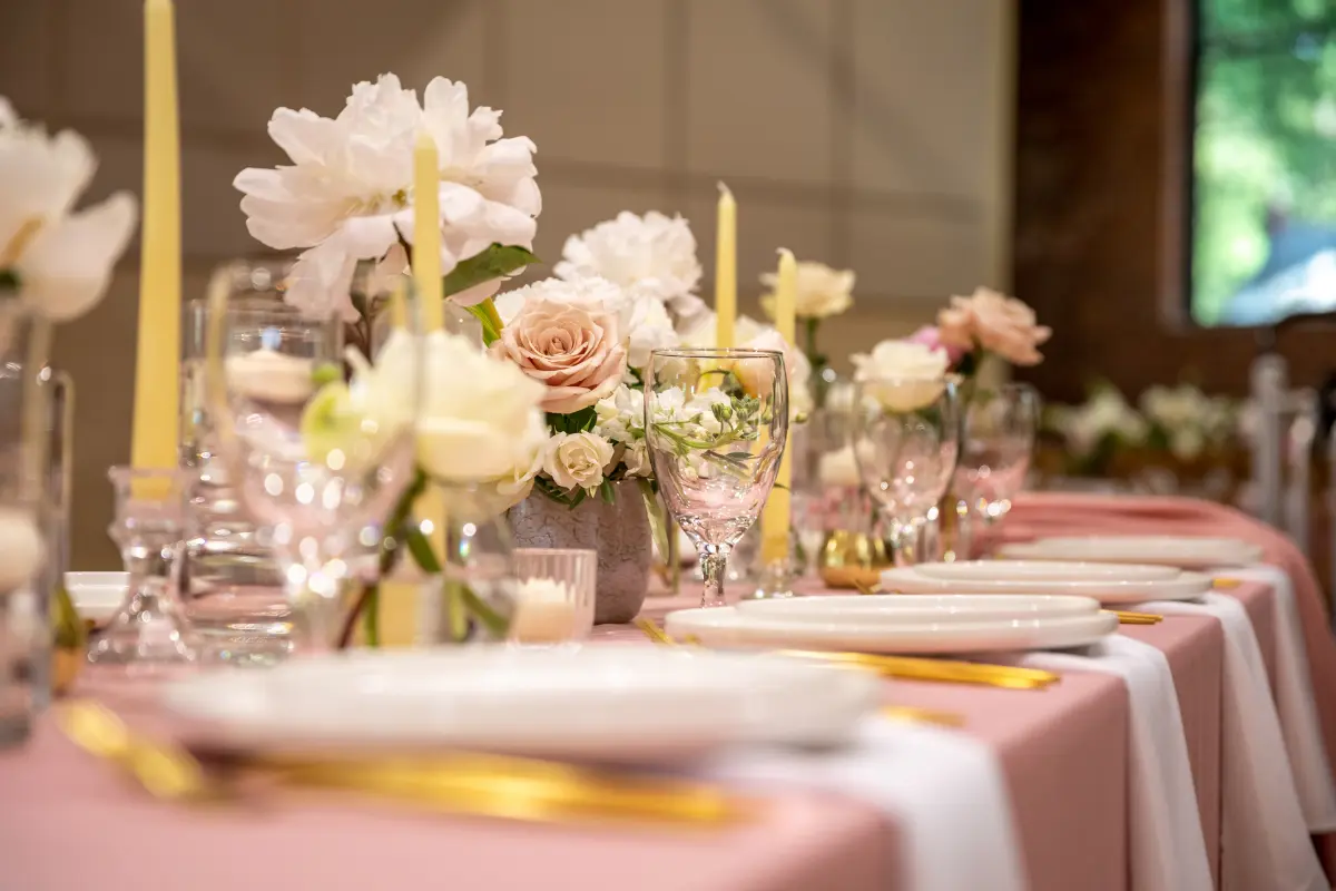 Mesa de jantar decorada com velas e flores, criando um cenário romântico e inesquecível. Foto: Reprodução / Canva Pro.