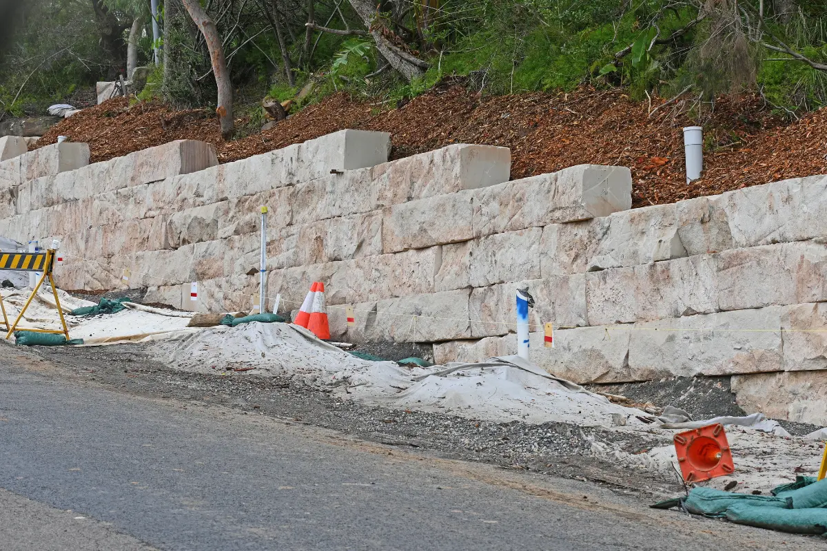 Como evitar deslizamentos em terrenos abaixo do nível da rua? Comparação entre um terreno antes e depois da aplicação de técnicas de contenção. Foto: Reprodução / Canva Pro.