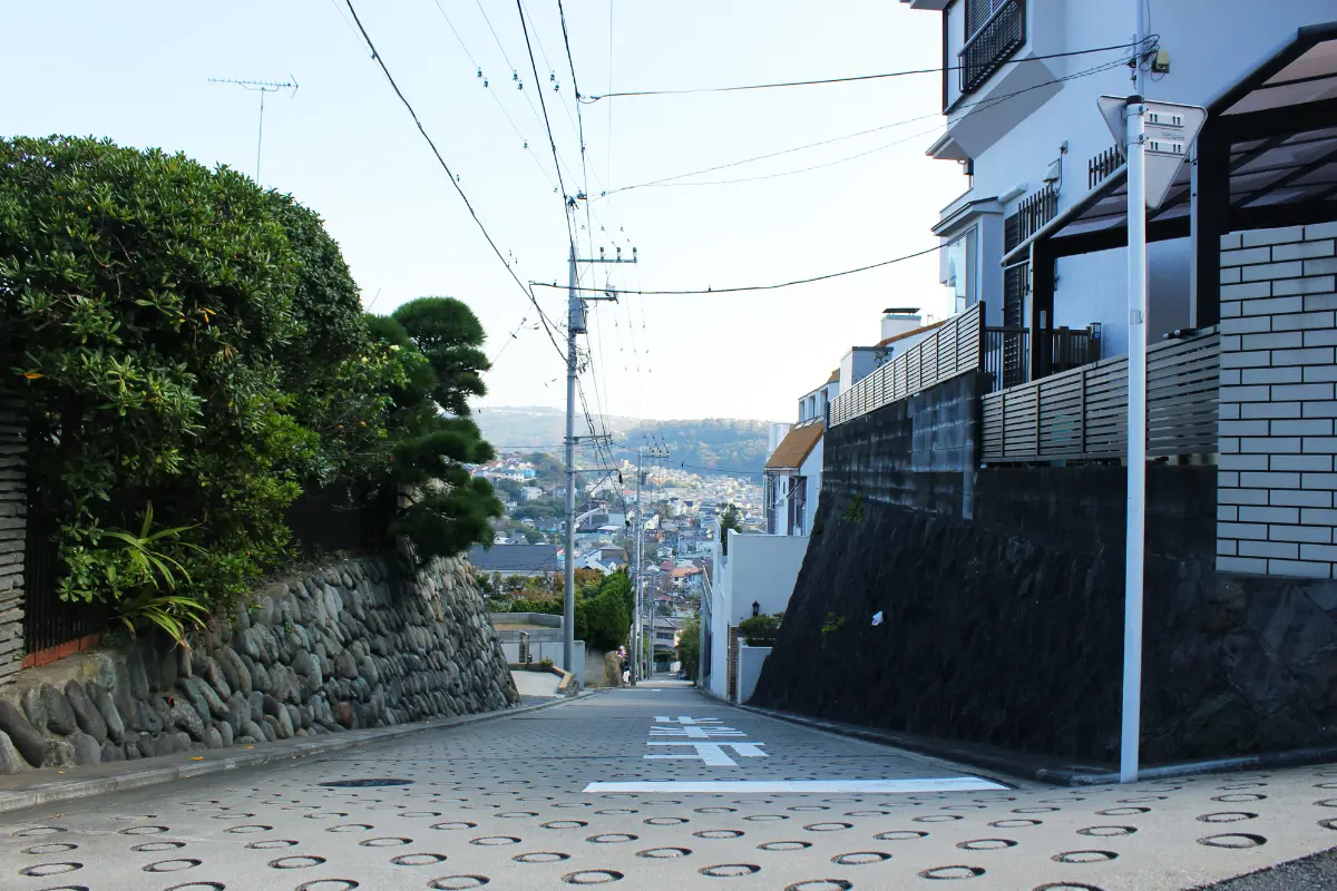 Terrenos inclinados! A escolha entre aclive e declive pode impactar toda a construção. Qual é a melhor opção? Foto: Reprodução / Canva Pro.