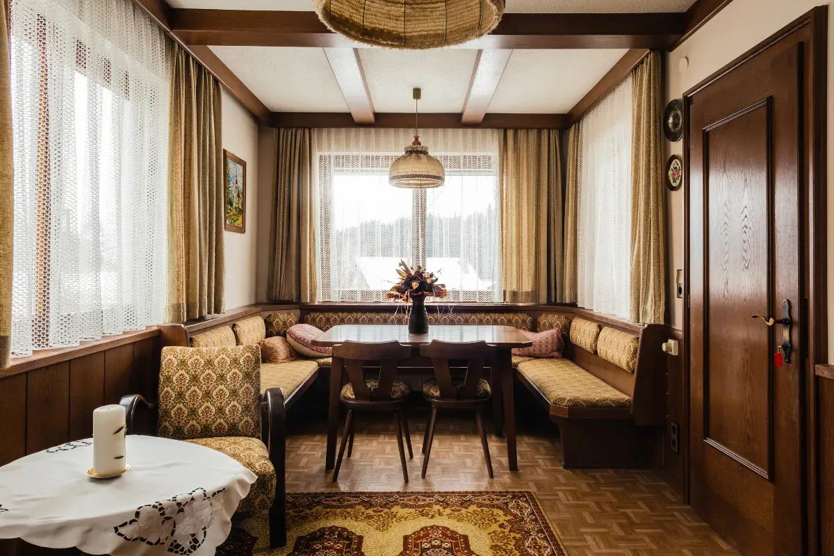 Máquinas de escrever e rádios antigos adicionam personalidade à decoração vintage. Foto: Reprodução / Canva Pro.