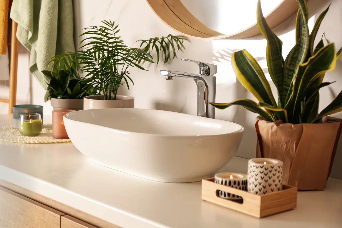 Plantas como jiboia adicionam frescor e beleza ao banheiro. Foto: Reprodução / Canva Pro.