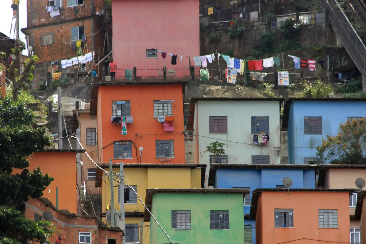 Imagem de moradores preocupados com alagamentos em casa abaixo do nível da rua. Foto: Reprodução / Canva Pro.