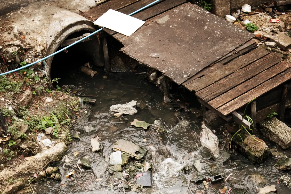 Como instalar uma micro elevatória para esgoto? Imagem de moradores preocupados com refluxo de esgoto em casa abaixo do nível da rua. Foto: Reprodução / Canva Pro.