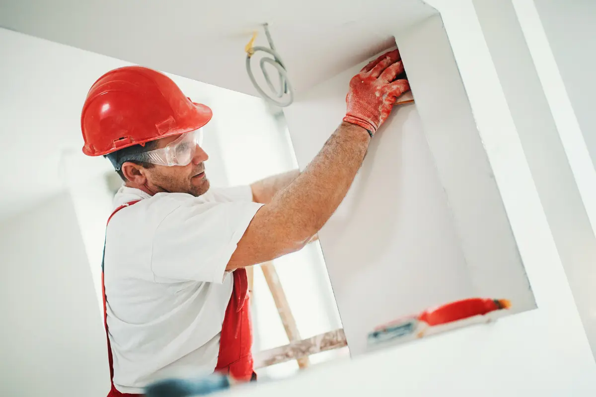 Como funciona a mão de obra para instalação de drywall? Retrato de um profissional de drywall após finalizar um projeto. Foto: Reprodução / Canva Pro.