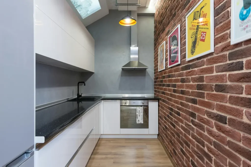 Como enfeitar a parede da cozinha? Quadros temáticos e fotografias criam um ambiente acolhedor e cheio de personalidade. Foto: Reprodução / Canva Pro.