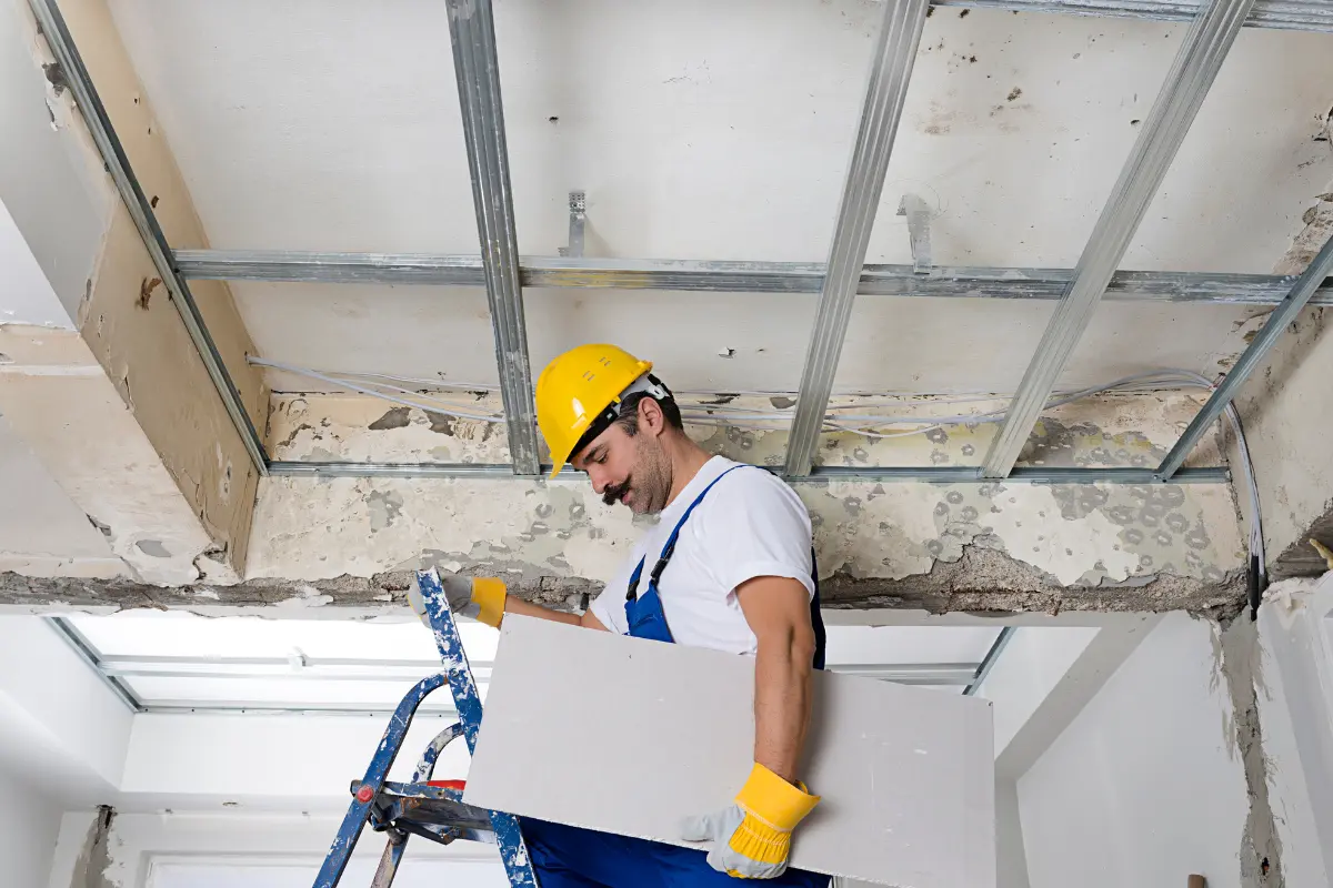 Como escolher um instalador de drywall? Um serviço de qualidade garante satisfação e evita retrabalho. Foto: Reprodução / Canva Pro.