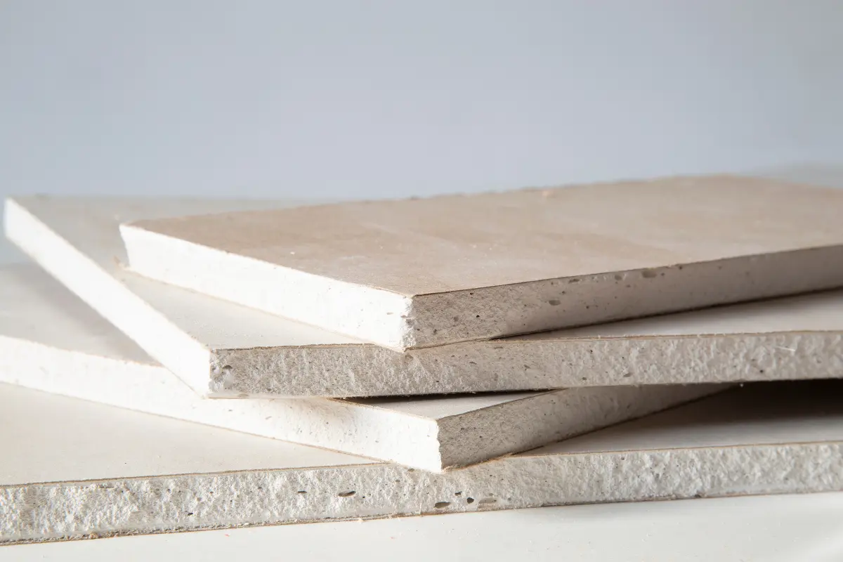 Drywall é uma Opção Sustentável? Os resíduos de drywall são 100% recicláveis e podem ser reutilizados na fabricação de novas placas. Foto: Reprodução / Canva Pro.
