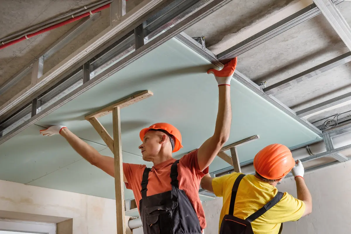 Qual o Tempo Médio para Instalação de Drywall? Projetos simples podem ser concluídos em um dia, enquanto projetos detalhados exigem mais tempo. Foto: Reprodução / Canva Pro.